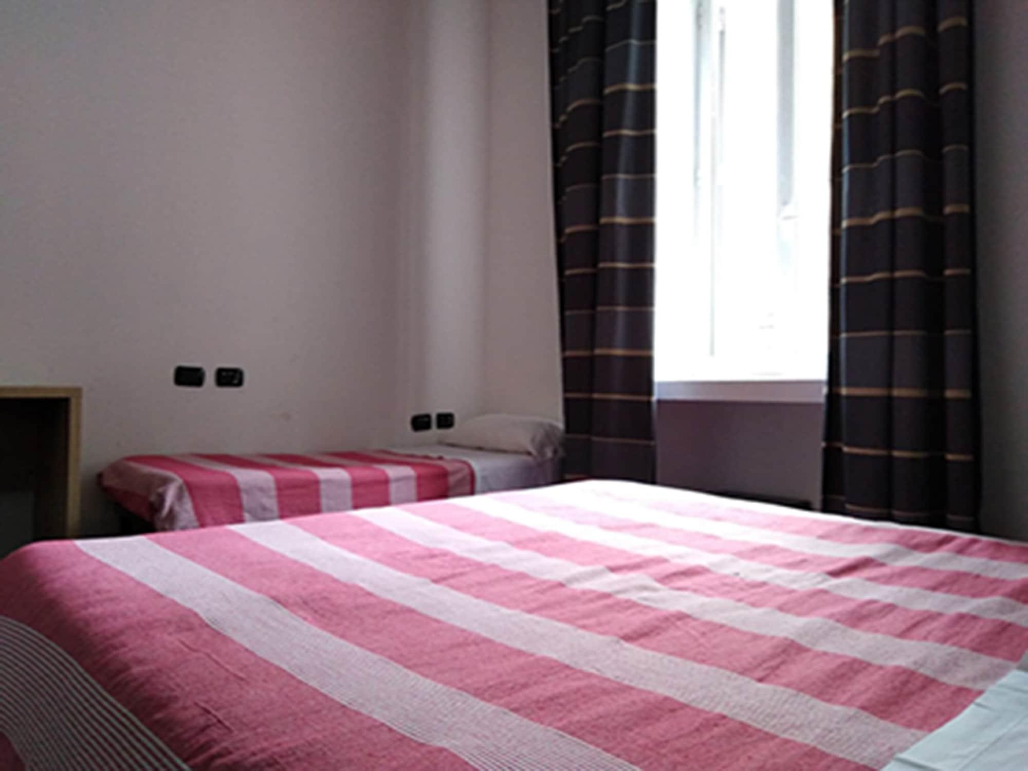 M&J Place Hostel ローマ エクステリア 写真