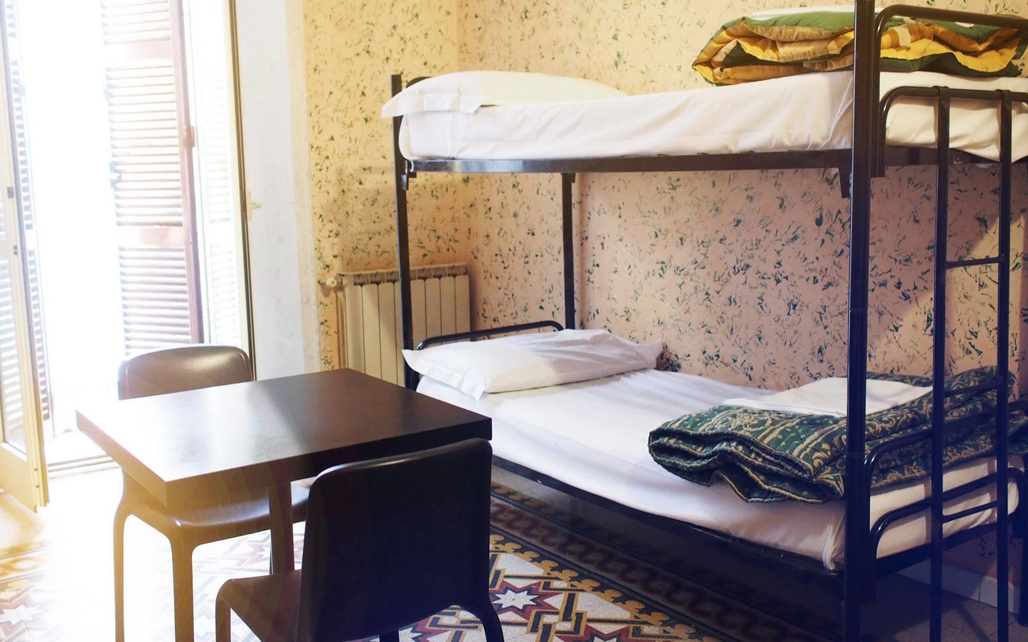 M&J Place Hostel ローマ エクステリア 写真